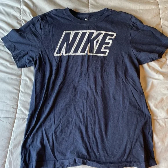 Men’s Nike Graphic T-Shirt lot of 3 - Red, Gray, and Navy Size Small - Picture 4 of 4